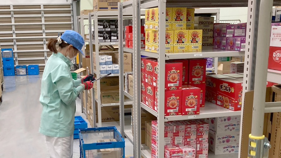 食品の仕分け作業をする社員
