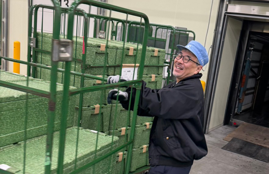 お弁当の出荷作業をする社員